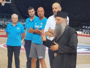 Patrijarh Porfirije posetio trening košarkaša Srbije