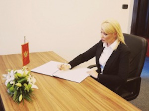 Сандра Божић се уписала у Књигу жалости у амбасади Црне Горе