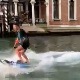 Градоначелник Венеције води на вечеру оне који му испоруче „два идиота“ који су сурфовали каналом