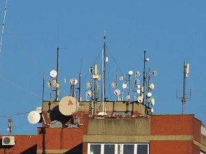 Кров зграде пун антена, имају ли станари разлога за бригу