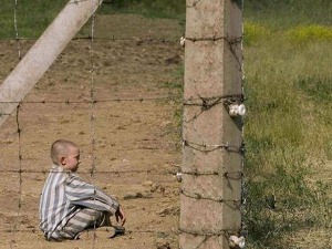 Дечак у пругастој пиџами