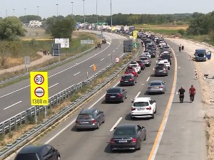 Гужве на границама - на Хоргошу се на излазу чека око четири сата, на Батровцима пет  