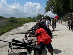 Позлаћена Заставина пушка - дар познатом реперу