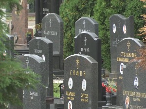 Крађе са гробова све чешће - да ли хара цвећарска мафија 