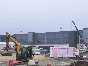 Радови на београдском аеродрому трају две године, а до авиона се мора кроз понеку бару