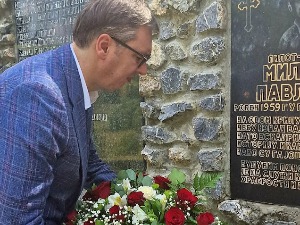 Вучић положио цвеће на гроб пилота Миленка Павловића
