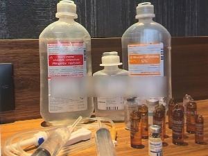 Примање витаминске инфузије на послу и у кафићу – помодарство или опасна играчка