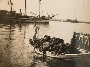 Повест о изгубљеној деци, изгубљеном броду и изгубљеном сећању: Тамо далеко, на Крфу Повест о изгубљеној деци, изгубљеном броду и изгубљеном сећању: Тамо далеко, на Крфу