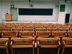 Кад студенти виђају само асистенте – када се факултету ускраћује акредитација