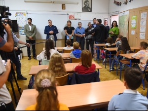 Школска година почела химном, Ружић присуствовао првом часу