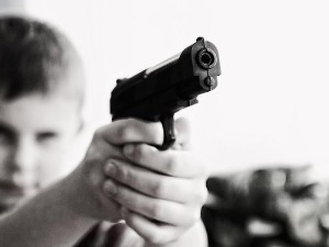 Тинејџери оружје схватају као играчке – како оно завршава у њиховим рукама