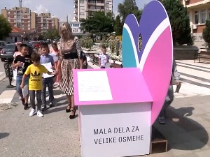 Хумано срце испуњава новогодишње жеље основцима из Блаца, Беле Цркве и Варварина