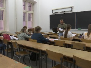 Наставнике траже и по друштвеним мрежама, зашто нема довољно професора математике, хемије, физике