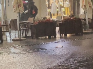 Јака киша у Лозници, отежан саобраћај