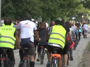 Митровчани заједничком вожњом градским улицама упозорили на недостатак бициклистичких стаза у Срему