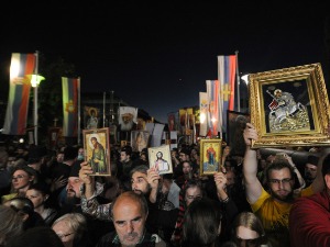 Служен молебан за светињу брака и породице испред Храма Светог Саве