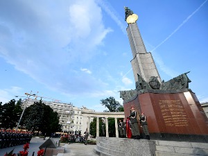 Време скрнављења и обесмишљавања: Споменик херојима Црвене армије и смисао историје 20. века