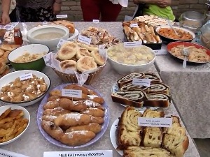 Како се праве ваљушци, гомбоце, пилећи марташ, штрудле у Делиблатској пешчари