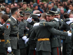 Промовисани најмлађи официри Војске Србије; Вучић: Да вам каријере буду попут стројевог корака 