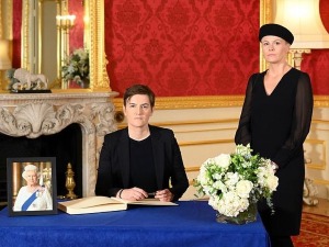 Премијерка Брнабић се уписала у књигу жалости поводом смрти краљице Елизабете Друге