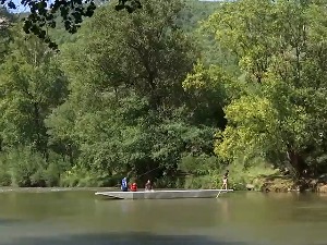 Колумбијац вози скелу до Маглича