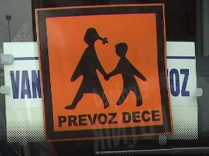 Ко проверава исправност аутобуса, имају ли сва седишта појасеве и да ли се користе бар за децу