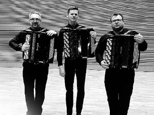 Век хармонике – Албум „Посвета Моњушку“ Клаудијуша Барана, Гжегожа Палуша и Рафала Гжонке