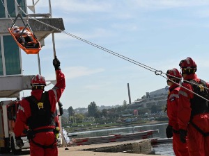 Спасавање грађана и вештине у гашењу пожара - десантни чамци и хеликоптер у вежби МУП-а 