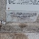 Snimci srpskog spomenika u Tirani posle napada čekićem