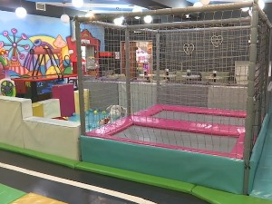 Шта је (и  коме) боље - дечји рођендан у играоници или код куће