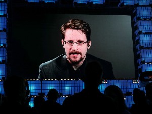 Путин доделио Сноудену руско држављанство