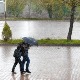 Кишобрани потребни и данас, температура до 25 степени