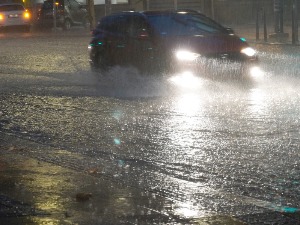 Јак пљусак праћен ветром и грмљавином погодио Београд и Шабац