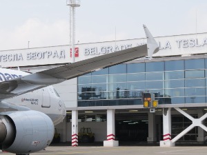 Удар грома оштетио писту Аеродрома "Никола Тесла", обустављени летови