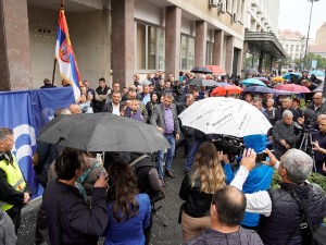 Протест представника комуналних система испред Скупштине града Београда
