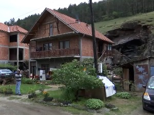 На породичну кућу у Рашки обрушило се брдо. На срећу, нема повређених