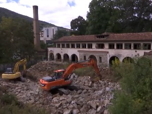 Подељена мишљења грађана због рушења отвореног купатила у Буковичкој бањи, надлежни тврде све по Закону