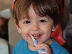 Битка за зубе губи се у детињству зато четкице у руке, уоброчите децу и водите их код зубара