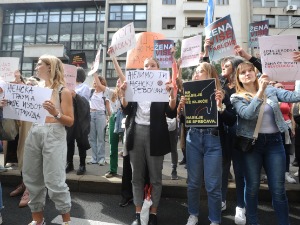 Протест у организацији "Женске солидарности" испред редакције "Информера" 