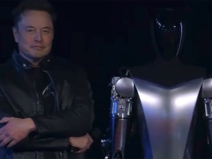 Терминатор на хоризонту? Маск представио Оптимуса – робота који „треба да замени људе“ 