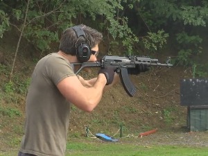 Амерички блогер због "Заставиног" оружја дошао у Србију