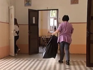 Теткице и домари остали без топлог оброка и регреса, а сада морају да плате и парничне трошкове