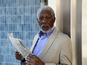 Кроз црвоточину са Морганом Фрименом:  Да ли је гравитација илузија?