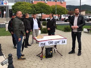Протест и петиција у Грачаници поводом одлуке о размени земљишта