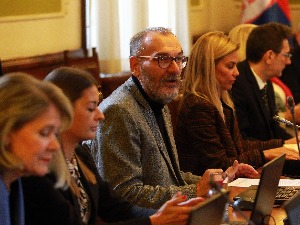 Одбор за културу и информисање није одржан, Ћута поцепао "Информер"