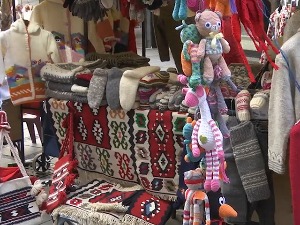 Вунене чарапе и џемпери поново у моди – тешко их је наћи и много коштају