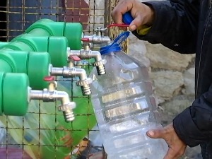 Становник Србије годишње попије 70 литара флаширане воде, стручњаци кажу да је добра и чесмовача