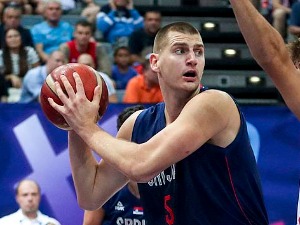 Јокићев скроман учинак, Сакраменто и Филаделфија убедљиви у припремним мечевима