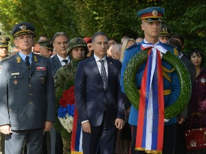 Министар Стефановић положио венац поводом годишњице смрти Милунке Савић