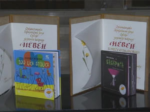 Награда „Невен“ уручена Јасминки Петровић за књигу „100 лица столица“